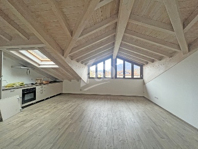 Foto Appartamento in Via Pelitt 6, Laveno-Mombello Centro di 65 m²