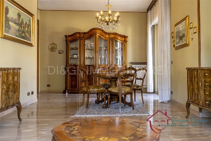 Foto Appartamento in Via Roma, Villanova d'Albenga Centro di 200 m²