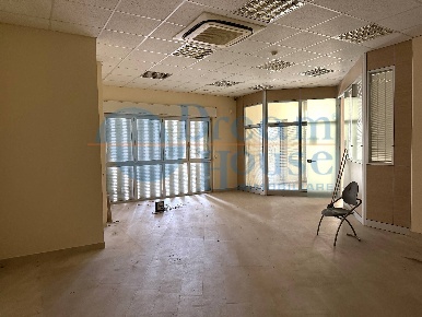 Foto Ufficio in Via Leonardo Da Vinci, Notaresco Centro di 310 m²