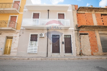 Foto Casa indipendente in Via Unità, Pachino Centro di 260 m² con 16 locali