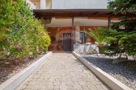 Foto Villa a schiera in Viale Della Repubblica, Valenzano di 220 m²