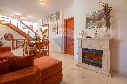 Foto Villa a schiera in Viale Della Repubblica, Valenzano di 220 m²