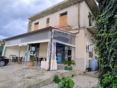 Foto Locale commerciale in via sorda sampieri, Modica San Filippo di 300 m²