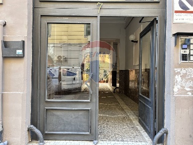 Foto Attività commerciale in Via Filippo Cavolino, Napoli di 180 m²