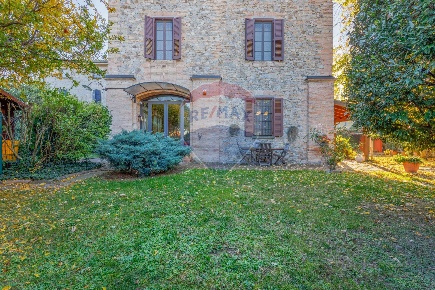 Foto Case semi ndipendenti in Strada Bassa Nuova, Parma di 345 m²