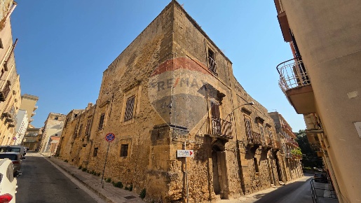 Foto Casa indipendente a Castelvetrano Centro di 600 m² con 15 locali
