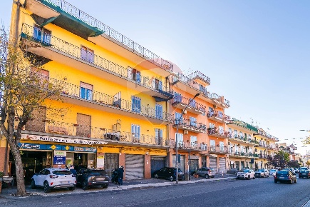 Foto Box in Via della Regione, San Giovanni la Punta Centro di 56 m²