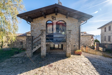 Foto Villa bifamiliare a Tizzano Val Parma Rusino di 140 m² con 5 locali