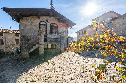 Foto Villa bifamiliare a Tizzano Val Parma Rusino di 140 m² con 5 locali