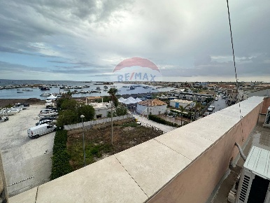 Foto Case semi ndipendenti a Pachino Marzameni di 226 m² con 10 locali