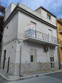 Foto Casa indipendente in via dei mille, Rosolini di 136 m² con 5 locali