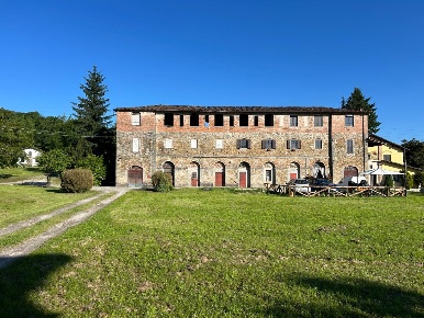 Foto Casale a Castelnuovo di Garfagnana di 960 m² con 10 locali in vendita