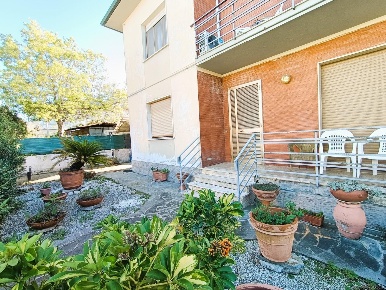 Foto Villa bifamiliare a San Giuliano Terme di 150 m² con 5 locali