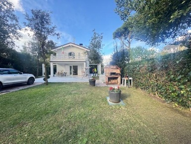 Foto Villa unifamiliare a Forte dei Marmi Centro di 140 m² con 6 locali