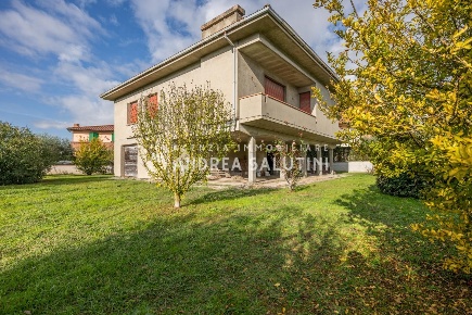 Foto Villa unifamiliare a Calcinaia Chiesino Allori di 246 m² con 9 locali