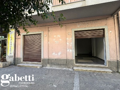 Foto Negozio in Via C. Colombo 88, Patti Centro di 55 m² con 2 locali