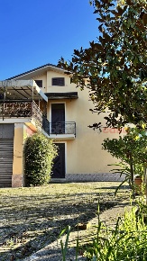 Foto Casa indipendente in Via san benedetto 3, Torre Cajetani di 300 m²