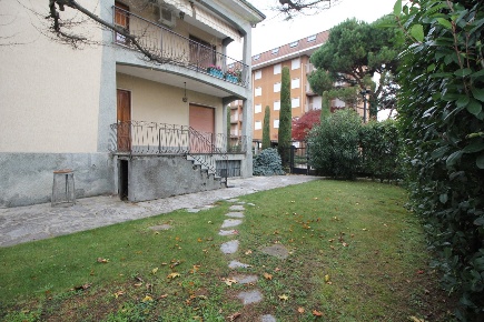 Foto Villa bifamiliare in Via Pascoli 11, Gorla Minore di 204 m² in vendita