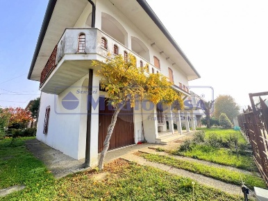 Foto Villa unifamiliare in Via Gino Piva, Rovigo di 375 m² con 8 locali