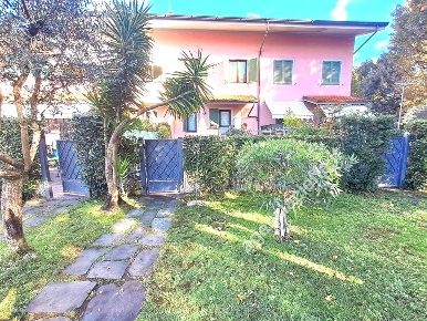 Foto Villa a schiera a Forte dei Marmi Vittoria Apuana di 190 m² in vendita