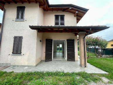 Foto Villa unifamiliare in Via Maino, Mornago Centro di 160 m² con 4 locali