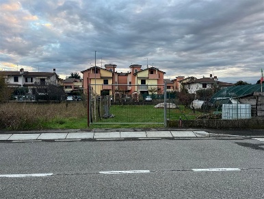 Foto Terreno edificabile in via pietro rama, Lurano di 693 m² in vendita