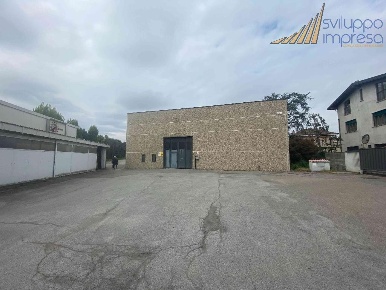 Foto Capannone industriale in via Vincenzo Monti, Desio di 1250 m²