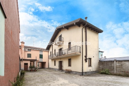Foto Casa indipendente a Castel Rozzone di 191 m² con 4 locali in vendita