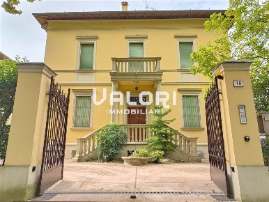 Foto Appartamento in Viale Stradone, Faenza di 230 m² con 5 locali