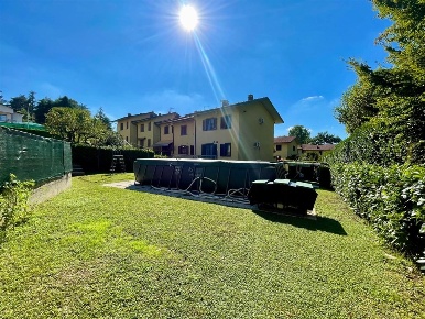Foto Villa a schiera in Via San Lorenzo, Galliate Lombardo di 210 m²