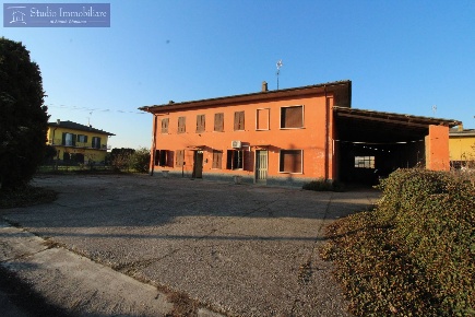 Foto Casa indipendente in Via Oreste Colombi, Rea di 210 m² con 5 locali