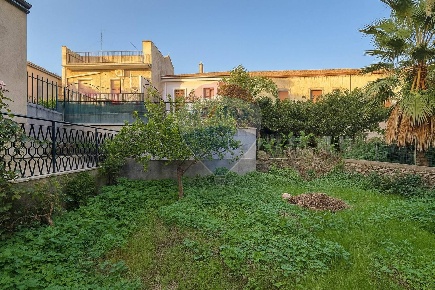 Foto Casa indipendente in Via Libertà, Linguaglossa di 180 m² con 5 locali