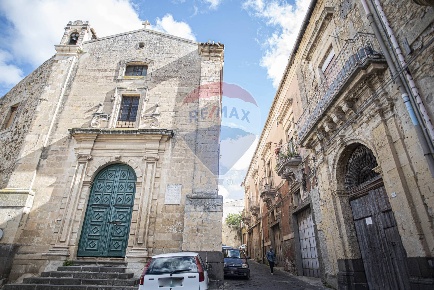 Foto Case semi ndipendenti in Piazza Umberto I, Vizzini di 180 m²