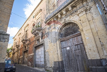 Foto Case semi ndipendenti in Piazza Umberto I 17, Vizzini di 180 m²