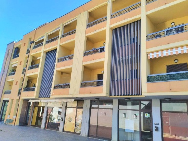 Foto Appartamento in Viale Settembrini, Montorio al Vomano Centro di 145 m²