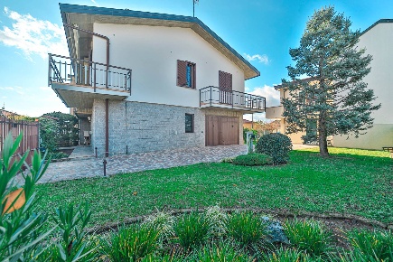 Foto Villa unifamiliare in Via Belgioioso, Busnago di 146 m² con 3 locali