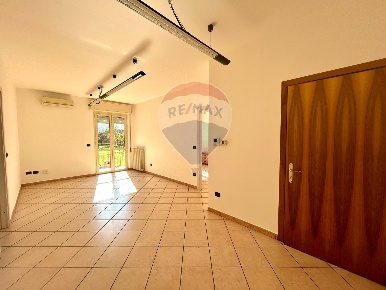 Foto Locale commerciale a Costa Volpino Centro di 73 m² con 3 locali