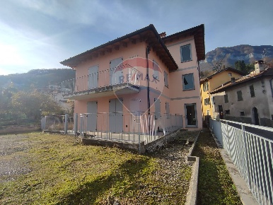 Foto Appartamento in via san rocco, Menaggio Centro di 460 m² con 13 locali