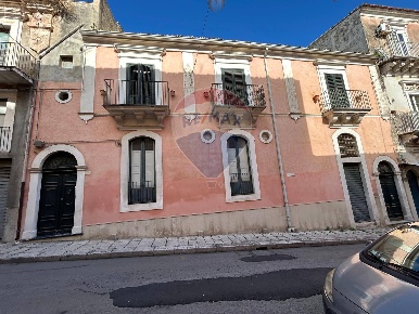 Foto Casa indipendente in Via Giombattista Odierna, Ragusa Centro di 530 m²