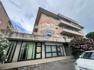 Foto Negozio a Bastia Umbra Bastia di 109 m² con 2 locali in vendita