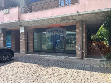 Foto Negozio a Bastia Umbra Bastia di 97 m² con 2 locali in vendita