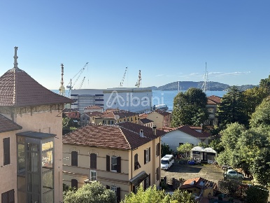 Foto Attico a La Spezia Muggiano - Porto Lotti di 110 m² con 4 locali