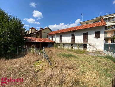 Foto Casa indipendente in De Gasperi, Bra Centro di 170 m² con 8 locali