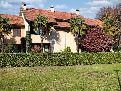 Foto Villa a schiera in via Zara 22, Nova Milanese di 201 m² con 5 locali