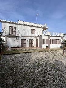 Foto Villa unifamiliare a Castel Volturno Centro di 140 m² con 5 locali