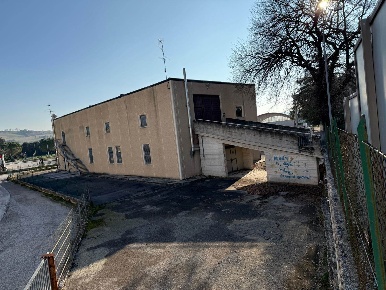 Foto Locale commerciale a Treia Centro di 420 m² in vendita