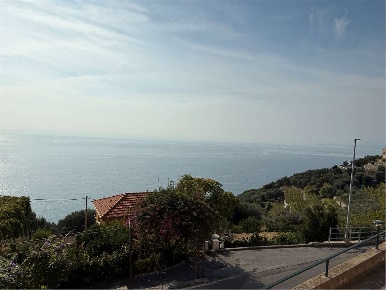 Foto Appartamento in via Manie, Finale Ligure Centro di 100 m² con 6 locali