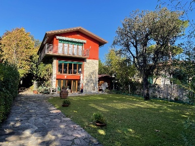 Foto Villa unifamiliare a Forte dei Marmi Centro di 260 m² con 6 locali