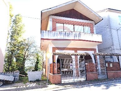 Foto Casa indipendente in Via Giuseppe di Tullio, Filetto Centro di 466 m²