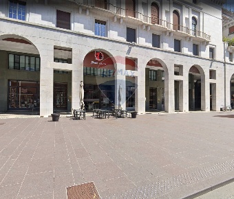 Foto Attività commerciale in Piazza della Vittoria, Brescia di 250 m²